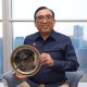 VP Corporate Communication Telkom Andri Herawan Sasoko menunjukkan trofi Golden World Award 2024. Telkom menerima penghargaan pada ajang Golden World Award 2024 yang diselenggarakan oleh International Public Relations Association (IPRA) pada kategori “Social Media In House” untuk kampanye komunikasi “Enhancing Awareness of the Importance of SME Transformation to Drive Indonesia's Digital Economic Growth through the 'Unseen Heroes' Video Campaign”. ( Foto : Istimewa )