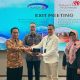 Koordinator Pengawasan Kawasan Industri dan Perumahan BPKP Joko Sutrisno selaku Ketua Tim Assessment (paling kiri), SVP Group Sustainability and Corporate Communication Telkom Ahmad Reza (kedua dari kiri), VP Sustainability Telkom Gunawan Wasisto (kedua dari kanan), dan PGS SVP Risk Management Telkom Rini Fitriani (paling kanan) saat penyerahan cenderamata pada acara exit meeting, beberapa waktu lalu.( Foto : Istimewa )