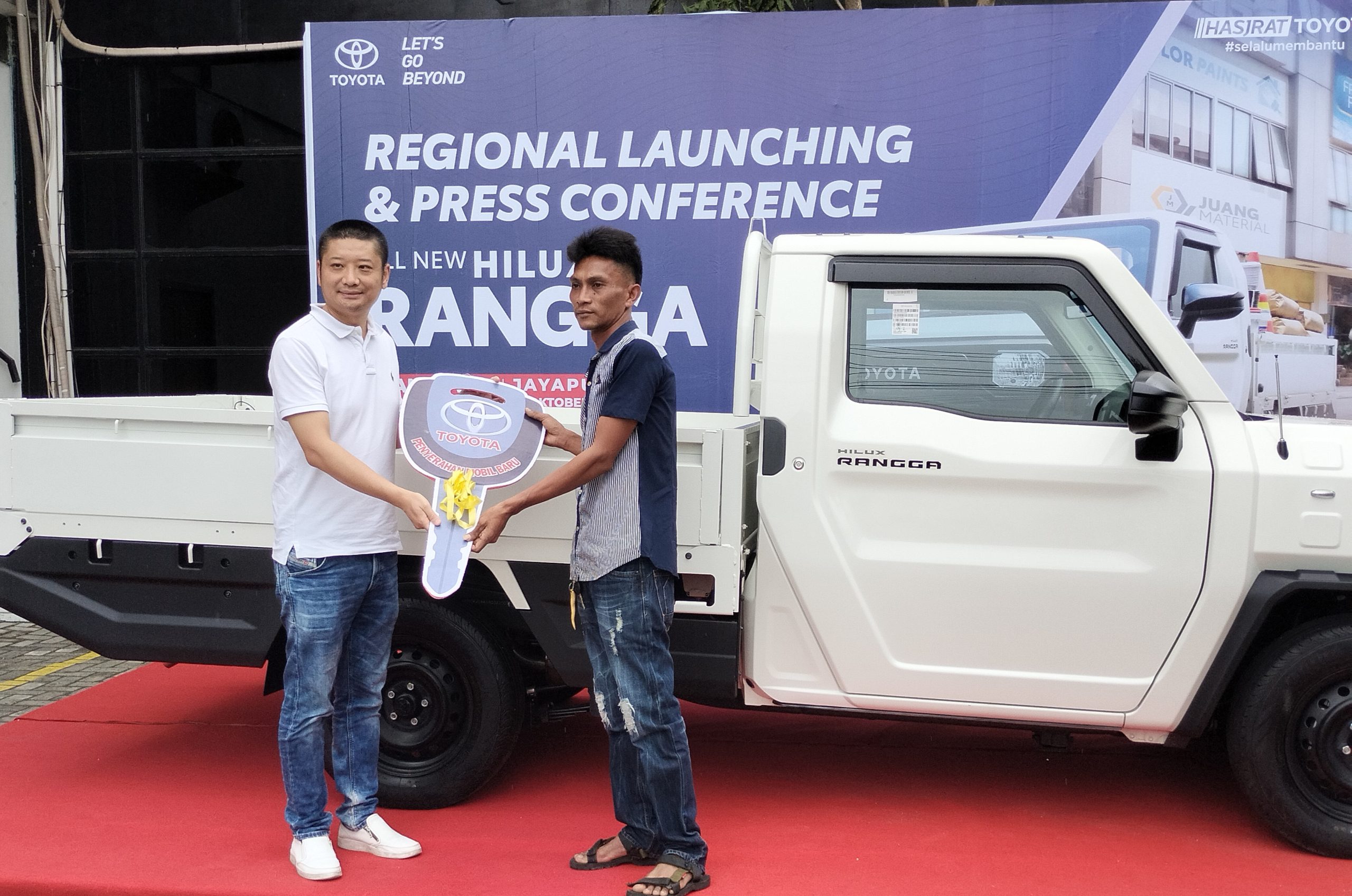 ( kiri - kanan )Senior Executive Coordinator SSP-Area PT.Toyota Astra Motor, Mr Sho Nakagawa menyerahkan secara simbolis kunci mobil Toyota All New Hilux Rangga kepada konsumen pertama yang membeli kendaraan tersebut.( Foto : Muhammad Kasim )