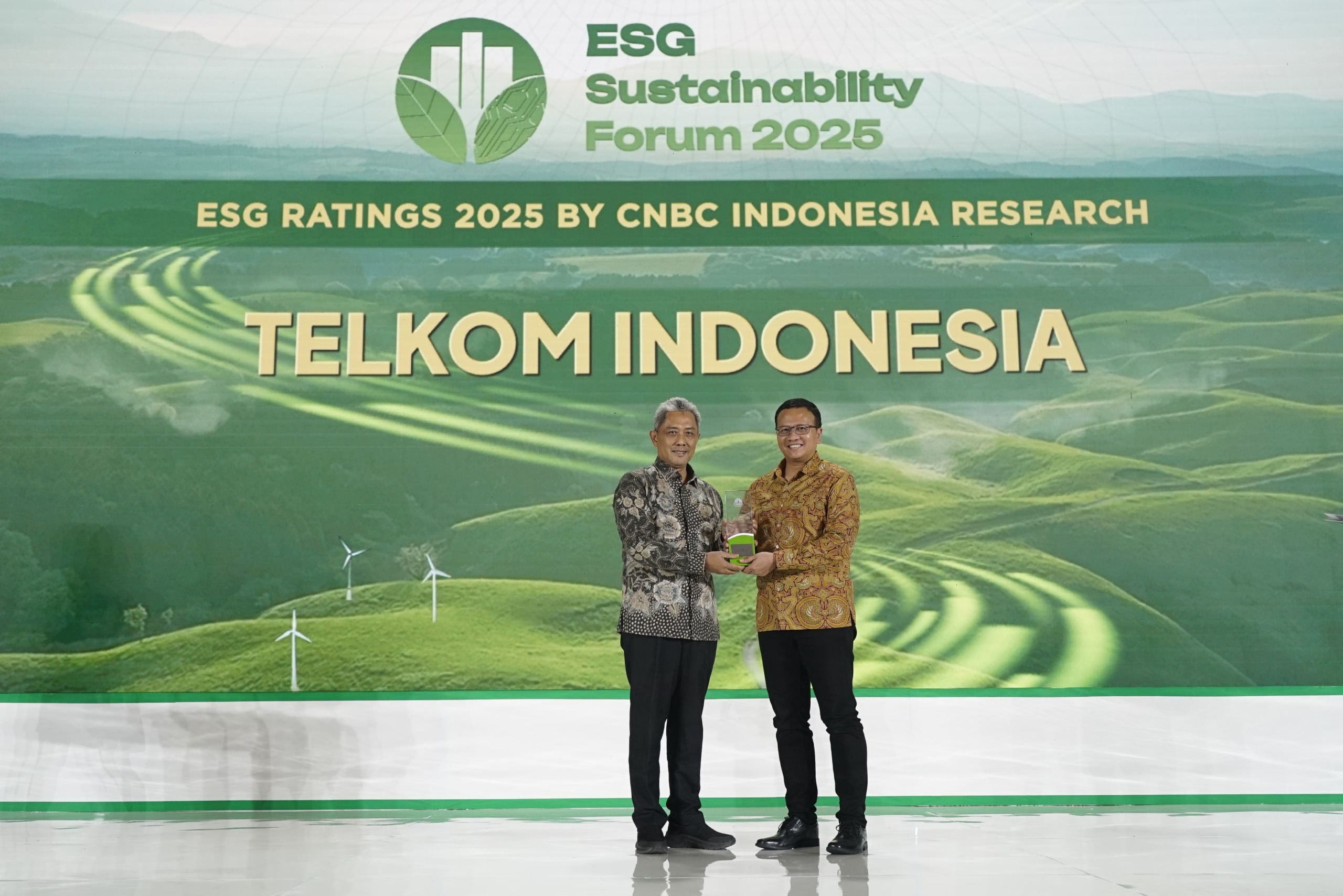 *Keterangan Foto:* *Foto 1 dan 2:* Deputi Bidang Tata Lingkungan Hidup dan Sumber Daya Alam Berkelanjutan BPLH Sigit Reliantoro (Kiri) menyerahkan penghargaan ESG Sustainability Ratings 2025 kepada VP Sustainability Telkom Gunawan Wasisto Ciptaning Andri (Kanan) di Auditorium Menara Bank Mega, Jakarta pada, Jum’at (31/1). (Istimewa