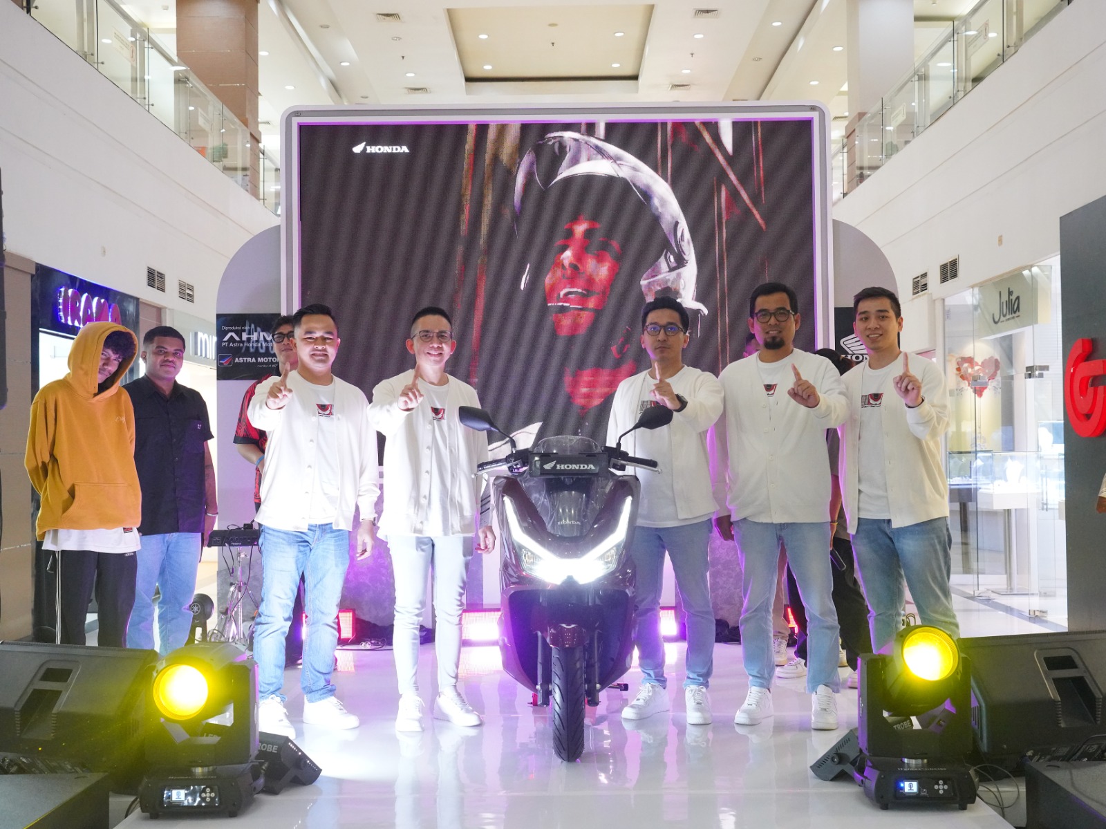 Jajaran Managemen Astra Motor Papua melaunching New Honda PCX di Mall Jayapura Papua, Sabtu (1/3/2025). ( Foto : Istimewa )