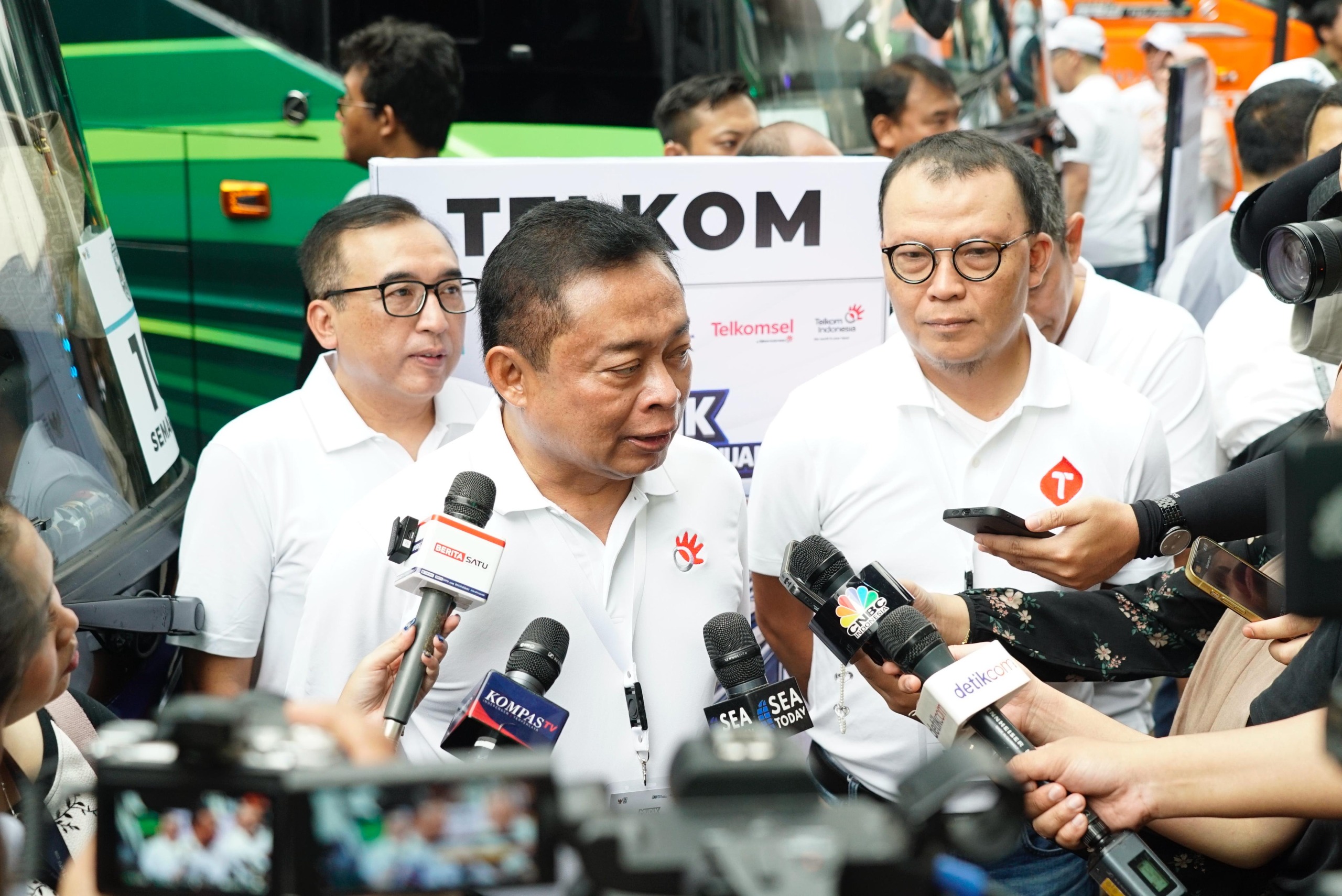 (Kiri) VP Corporate Communication Telkom Andri Herawan Sasoko, (Tengah) Direktur Utama Telkom Ririek Adriansyah, dan (Kanan) Direktur Utama Telkomsel Nugroho saat Seremoni pelepasan keberangkatan para peserta Mudik Bersama BUMN 2025 di Gelora Bung Karno (GBK), Jakarta, pada Kamis (27/3). ( Foto : Istimewa )