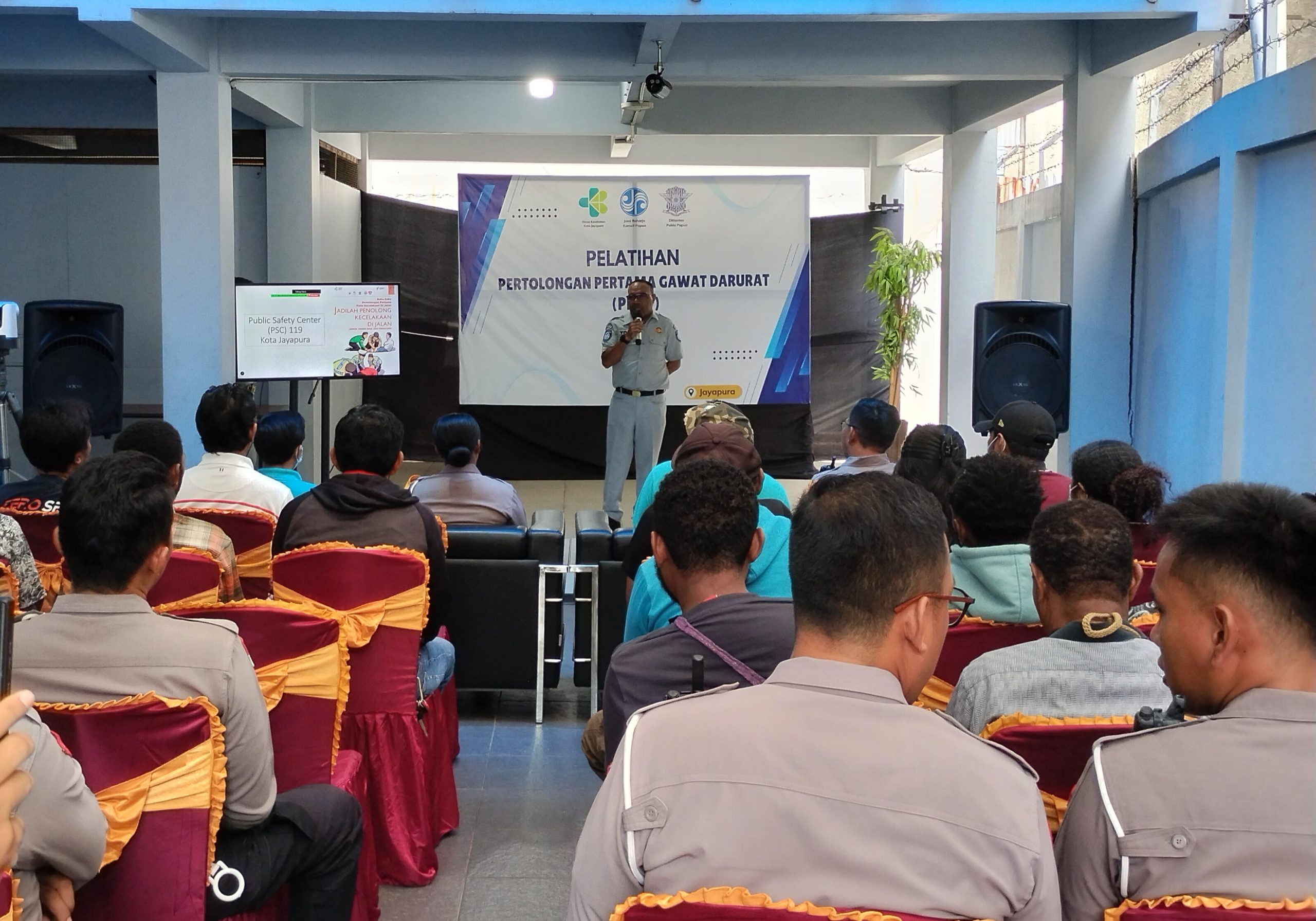 Kepala Bagian Operasional Jasa Raharja Cabang Papua, Yoga Mambrasar saat menyampaikan sambutan pada kegiatan Pelatihan PPGD, digelar di halaman belakang kantor Jasa Raharja Cabang Papua,Rabu ( 12/3/2025). ( Foto : Muhammad Kasim )
