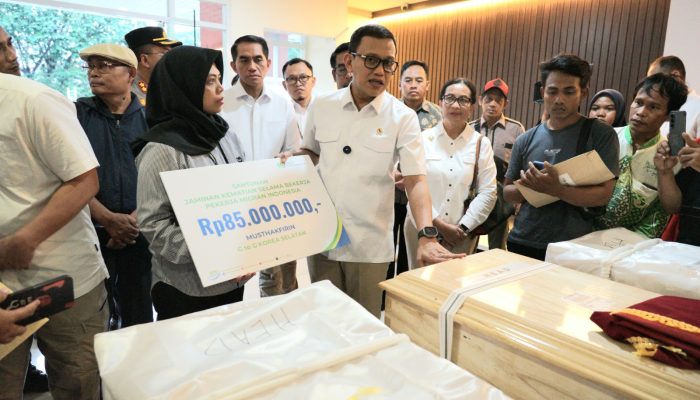 Hadir bagi Pekerja Migran Indonesia: BPJS Ketenagakerjaan Serahkan Santunan Kematian kepada Keluarga PMI Musthakfirin