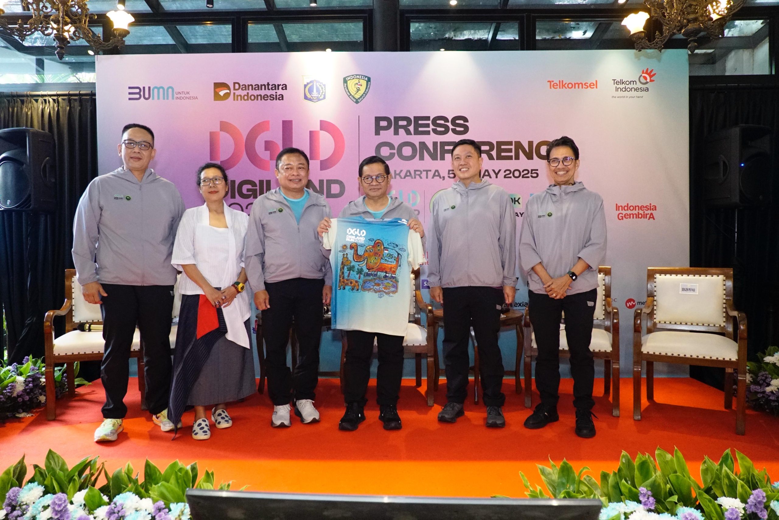 (kiri ke kanan) SVP Group Sustainability & Corporate Communication Telkom Ahmad Reza, Seniman Erica, Direktur Utama Telkom Ririek Adriansyah, Gubernur DKI Jakarta Pramono Anung, Direktur Marketing Telkomsel Derrick Heng, dan Sekretaris Jenderal PB PASI Tigor Tanjung saat acara Press Conference Digiland 2025, di Jakarta, Senin (5/5). (Foto : Istimewa )