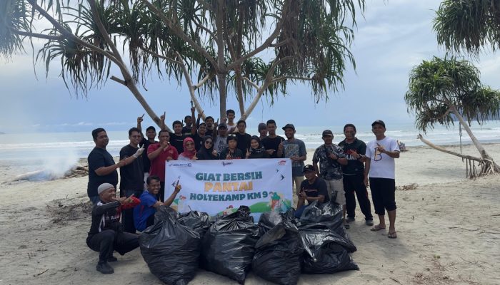 Astra Motor Papua Gelar Aksi Bersih di Pesisir Pantai Holtekamp Bersama Komunitas Bakau dan PKBM