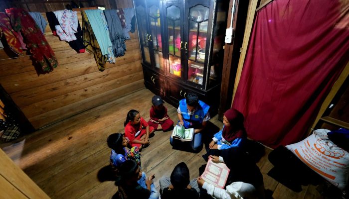 Kampung Menra Terang Benderang, 28 Keluarga Merasakan Akses Listrik 24 Jam