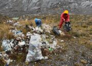 Karyawan Freeport Indonesia Bersihkan Sampah di Jalur Pendakian Carstensz