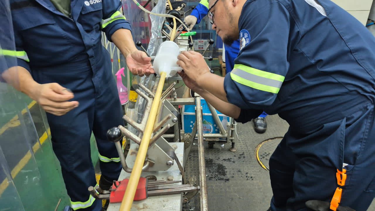 Tim teknis tengah melakukan proses penyambungan dan pemulihan tahap pertama Sistem Komunikasi Kabel Laut (SKKL) Sulawesi–Maluku–Papua Cable System (SMPCS) pada ruas Timika–Merauke. ( Foto : Istimewa )