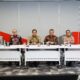 Wakil Direktur Utama Telkom, Muhammad Awaluddin (ketiga dari kiri), Direktur Strategic Business Development & Portfolio Telkom, Seno Soemadji (ketiga dari kanan), Direktur Wholesale & International Service Telkom, Honesti Basyir (kedua dari kanan), serta Direktur Keuangan & Manajemen Risiko Telkomsel, Daru Mulyawan (kedua dari kiri), pada agenda Telkom - Public Expose Live 2025, Jumat (12/9). (Foto : Istimewa )