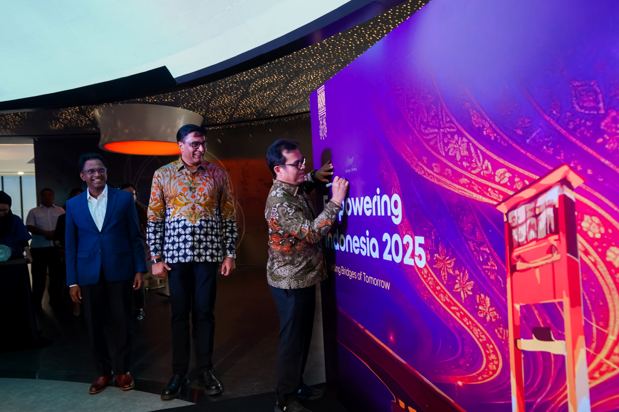 Wakil Menteri Komunikasi dan Digital Republik Indonesia, Nezar Patria menandatangani peluncuran Empowering Indonesia Report 2025 bertema “Building Bridges of Tomorrow”, didampingi President Director and CEO Indosat Ooredoo Hutchison, Vikram Sinha dan Founder and CEO Twimbit,Manoj Menon di Jakarta, Senin ( 27/10). (Foto : Istimewa )