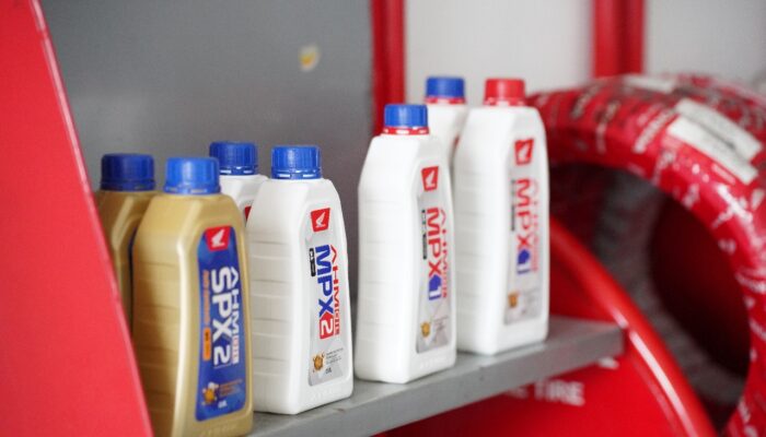 Astra Motor Papua Edukasi Konsumen Soal Perbedaan Oli Motor Synthetic dan Non-Synthetic