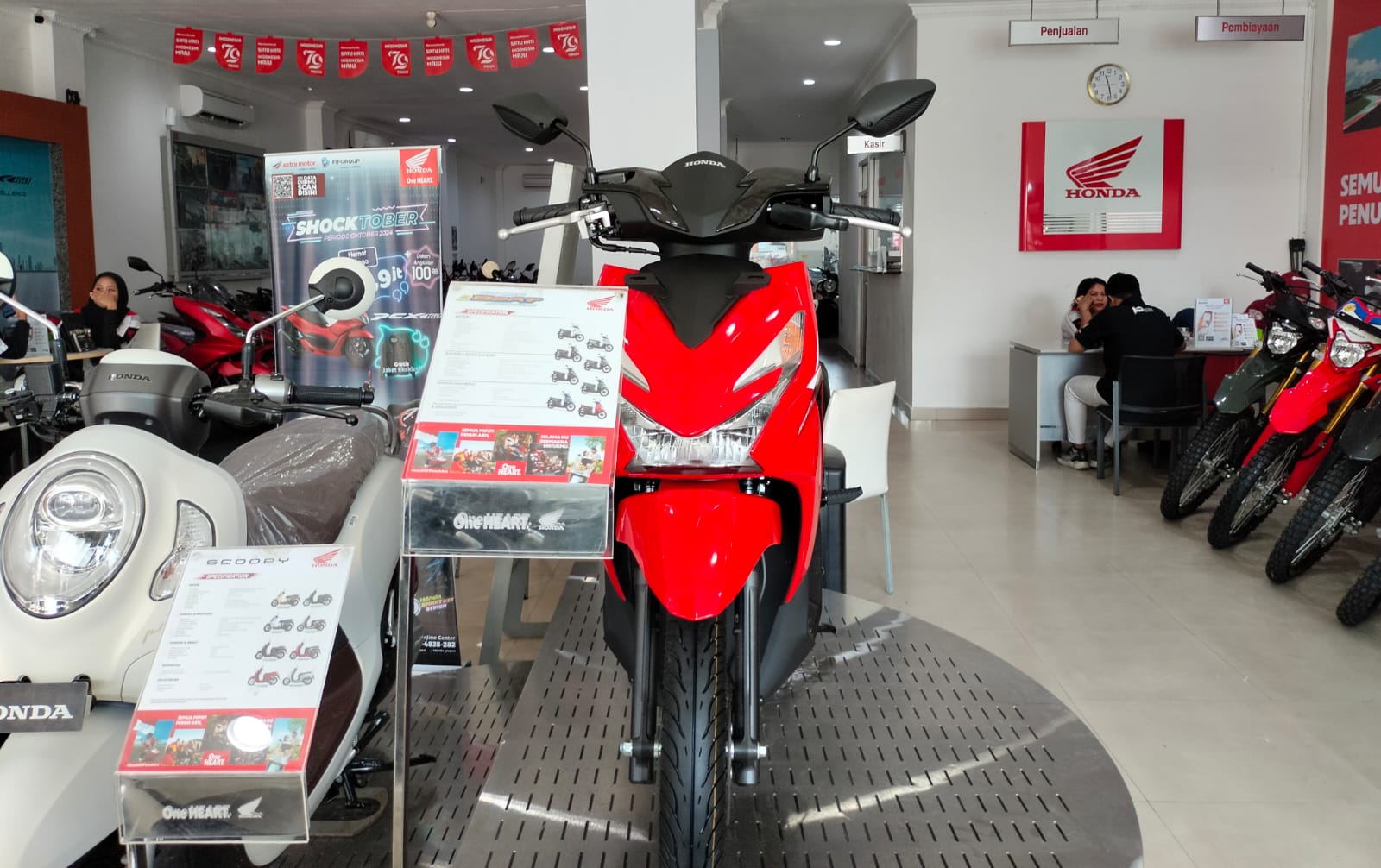 Astra Motor Entrop, Dealer dan bengkel resmi honda di Jayapura,Papua. ( Foto : Muhammad Kasim )