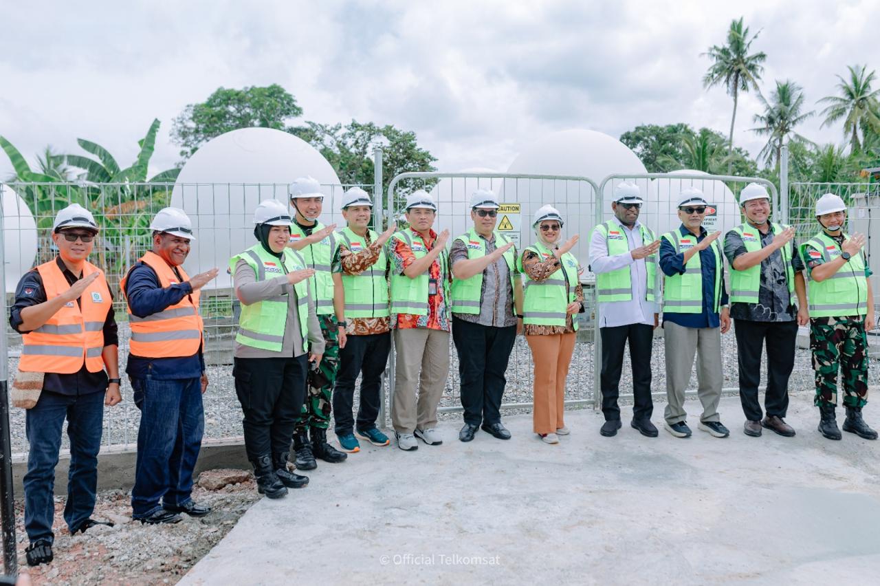 Direktur Utama Telkom Dian Siswarini, Komisaris Telkom Rizal Mallarangeng, Direktur Utama Telkomsat Lukman Hakim Abd Rauf, dan EVP Telkom Regional V Amin Soebagyo saat acara peresmian Community Gateway di Stasiun Bumi Merauke, Kabupaten Merauke, Papua Selatan pada Jumat (5/11). ( Foto : Istimewa )