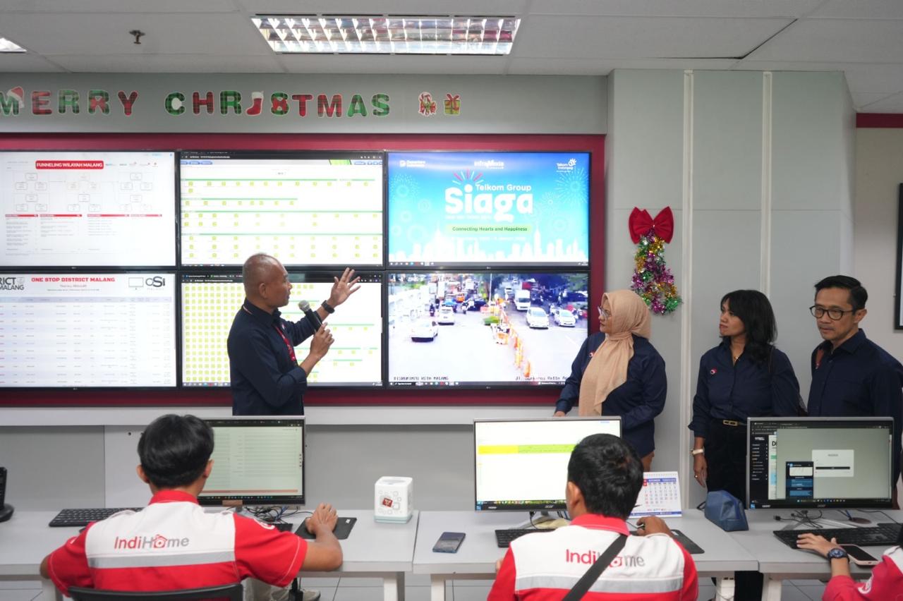 Direktur Utama Telkom Indonesia Dian Siswarini, Komisaris Independen Telkom Ira Noviarti, dan Direktur Human Capital Management Willy Saelan saat melakukan peninjauan langsung kesiapan infrastruktur dan layanan ke Posko TelkomGroup Siaga NATARU 2025/2026 di Telkom Regional III, Malang, pada beberapa waktu lalu. ( Foto : Istimewa )
