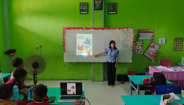 Belajar Sambil Mendongeng, Astra Motor Sorong dan Rumah Kata Ajak Siswa MI Al-Hidayah Cintai Satwa Khas Papua