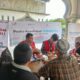 Petugas medis AdMedika dan TelkoMedika memberikan pelayanan kesehatan kepada warga terdampak bencana di wilayah Sumatera melalui Posko Kesehatan di Mesjid Baiturridha, Kampung Sukajadi Paya Bujuk, Kecamatan Karangbaru, Aceh Tamiang, Jumat (7/1).( Foto : Istimewa )