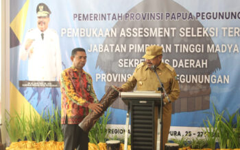 Guberur John Tabo saat membuka secara resmi Assement Seleksi Terbuka Jabatan Pimpinan Tinggi Madya (JPT) Sekretaris Daerah Provinsi Papua Pegunungan, Rabu 25 Februari 2025 di Hotel Suni Abepura, Kota Jayapura.(foto: Kominfo)
