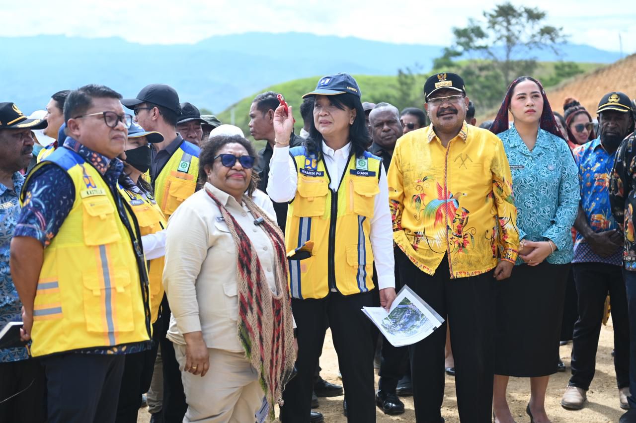 Wamen PU dan Wamendagri didamping Gubernur Papua Pegunungan John Tabo meninjau lokasi KIPP di Gunung Susu, Distrik Hubikosi, Kabupaten Jayawijaya. ( Foto : Istimewa )