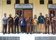 Asisten Intelijen Kejati Papua,Yedivia Rum, S.H., M.H bersama Kepala Seksi Penerangan Hukum Rachman Tulus Soeharna, SH.MH beserta Tim Bidang Intelijen, Selasa siang, kunjungan kerja ke Sekretariat Sementara Kantor PWI Papua di kompleks GOR Cenderawasih,APO, Kota Jayapura. ( Foto : Istimewa )