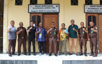 Asisten Intelijen Kejati Papua,Yedivia Rum, S.H., M.H bersama Kepala Seksi Penerangan Hukum Rachman Tulus Soeharna, SH.MH beserta Tim Bidang Intelijen, Selasa siang, kunjungan kerja ke Sekretariat Sementara Kantor PWI Papua di kompleks GOR Cenderawasih,APO, Kota Jayapura. ( Foto : Istimewa )