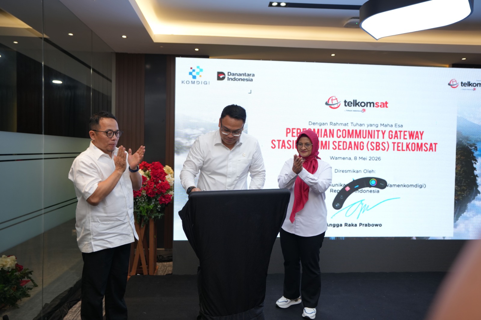 (kiri ke kanan) Plt. CEO Telkomsat Rizal Ahmad Fauzi, Wakil Menteri Komunikasi dan Digital Republik Indonesia Angga Raka Prabowo dan Direktur Utama Telkom Dian Siswarini meresmikan Community Gateway Wamena di Stasiun Bumi Sedang (SBS), Papua, Jumat (8/5). ( Foto : Istimewa )