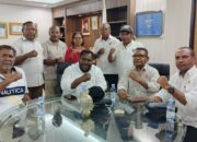 Ketua Umum beserta Sekretaris Umum KONI Papua didampingi Tim Penjaringan dan Panitia Musorprov saat memberikan keterangan pers. ( Foto : Istimewa )