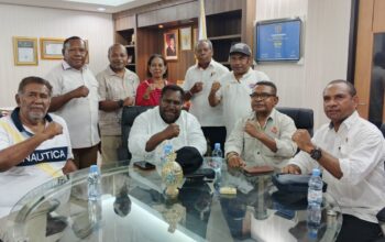 Ketua Umum beserta Sekretaris Umum KONI Papua didampingi Tim Penjaringan dan Panitia Musorprov saat memberikan keterangan pers. ( Foto : Istimewa )
