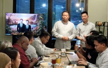 Region Head Astra Motor Papua Gangga Nanda Adi Surya dan Marketing Manager Suhendri saat perkenalan dengan media di Jayapura. ( Foto : Muhammad Kasim )