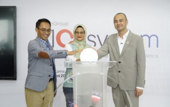 Telkom secara resmi menghadirkan AIcosystem. Diluncurkan langsung oleh Utusan Khusus Presiden Bidang Pembinaan Generasi Muda dan Pekerja Seni (UKP Muda Seni) Raffi Ahmad (kanan), Direktur Utama Telkom Dian Siswarini (tengah), & Direktur IT Digital Telkom Faizal Rochmad Djoemadi (kiri) di Jakarta, Kamis (4/6). (Foto : Istimewa)
