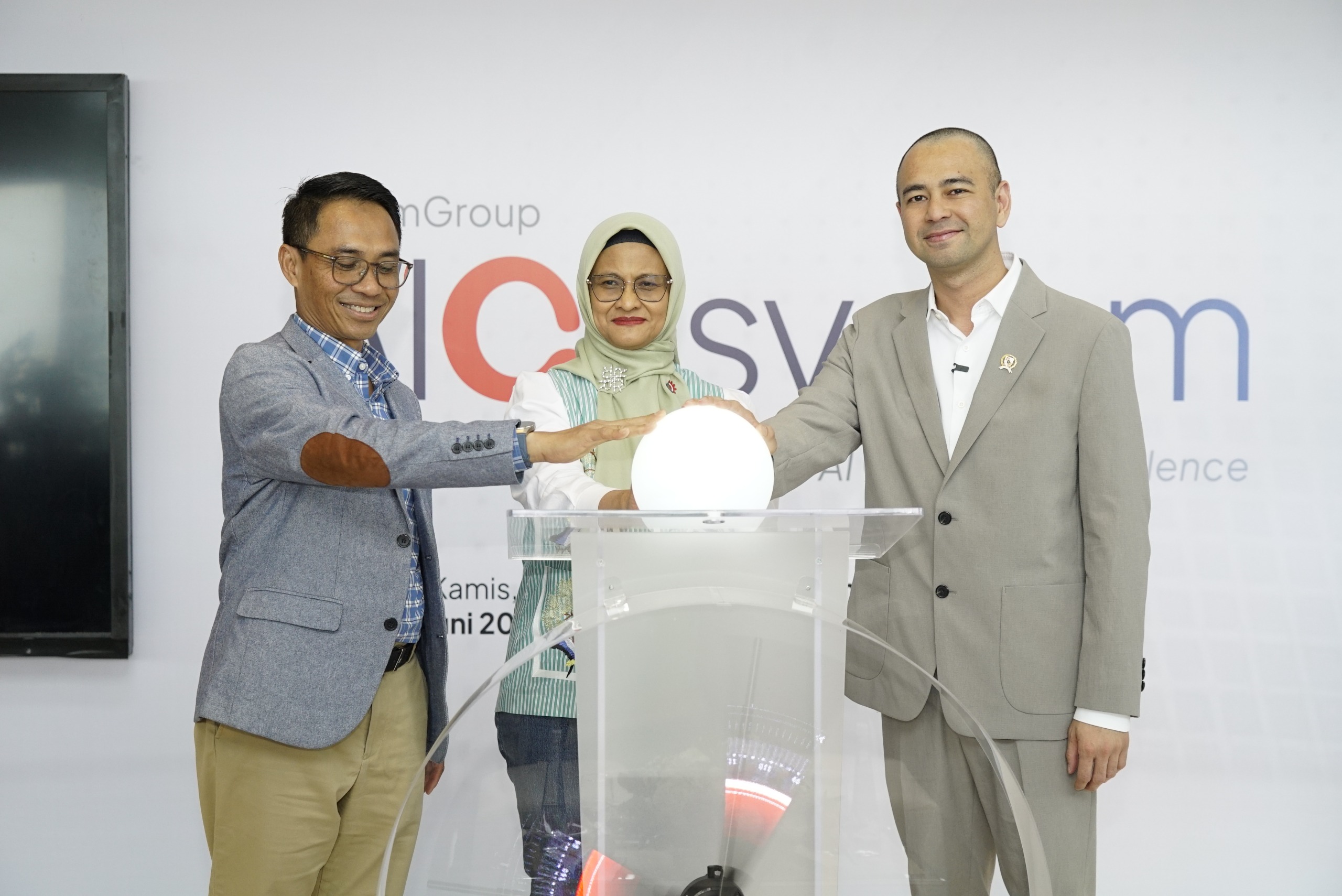 Telkom secara resmi menghadirkan AIcosystem. Diluncurkan langsung oleh Utusan Khusus Presiden Bidang Pembinaan Generasi Muda dan Pekerja Seni (UKP Muda Seni) Raffi Ahmad (kanan), Direktur Utama Telkom Dian Siswarini (tengah), & Direktur IT Digital Telkom Faizal Rochmad Djoemadi (kiri) di Jakarta, Kamis (4/6). (Foto : Istimewa)