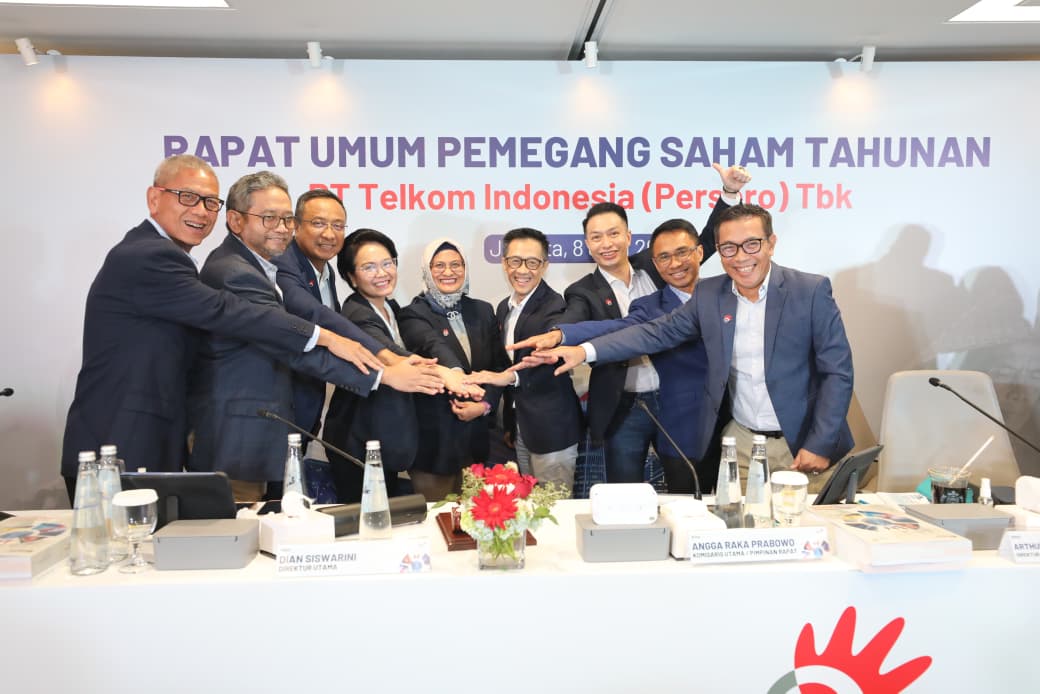 (Kiri ke Kanan) Direktur Legal & Compliance Andy Kelana, Direktur Strategic Business Development & Portfolio Seno Soemadji, Direktur Network Nanang Hendarno, Direktur Enterprise & Business Service Veranita Yosephine, Direktur Utama Dian Siswarini, Direktur Human Capital Management Willy Saelan, Direktur Keuangan & Manajemen Risiko Arthur Angelo Syailendra, Direktur IT Digital Faizal R. Djoemadi, Direktur Wholesale & Internasional Service Budi Satria Dharma Purba usai agenda RUPS Tahunan tahun buku 2025 yang dilaksanakan secara daring di Jakarta, Senin (8/6). ( Foto : Istimewa )