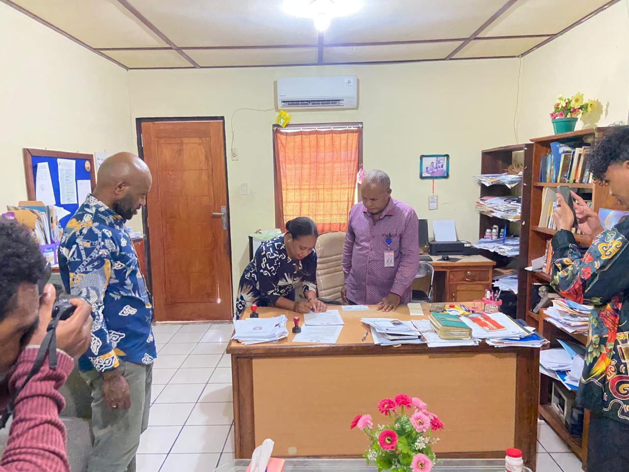 Ketua STT GIDI Papua Paipen Wonda, M.Th, dan Academic Program Manager SAGU Foundation Diana Kambuaya, M.Ed saat menandatangani MoU kerjasama pengembangan SDM, di Kampus STT GIDI, Sentani, Kabupaten Jayapura. ( Foto : Istimewa )
