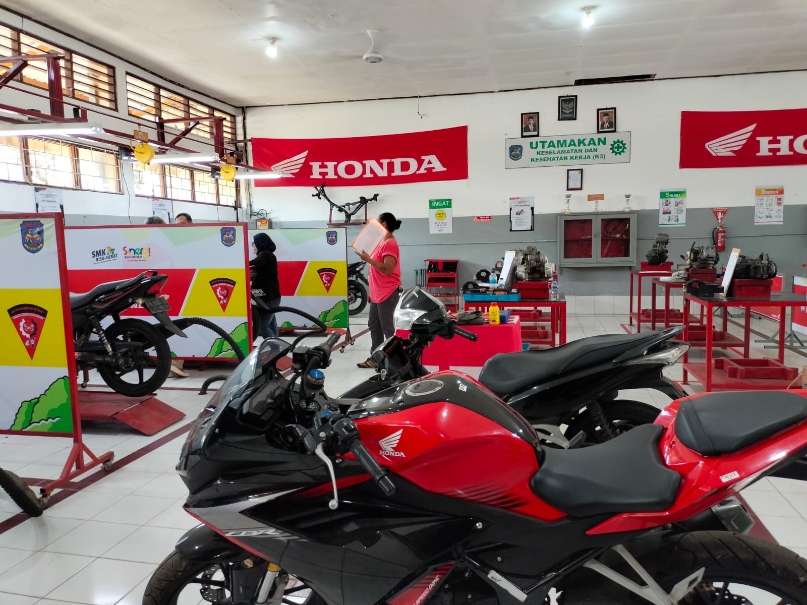 Ruang gedung bengkel Sepeda Motor dan Ruang Uji Kompetensi Siswa SMK Negeri 3 Jayapura. ( Foto : Muhammad Kasim )