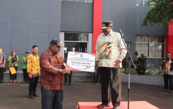 Gubernur John Tabo dan Pj Sekda saat memperlihatkan Insentif Apresiasi dari Kementerian Dalam Negeri saat Apel Pagi. ( Foto : Istimewa )