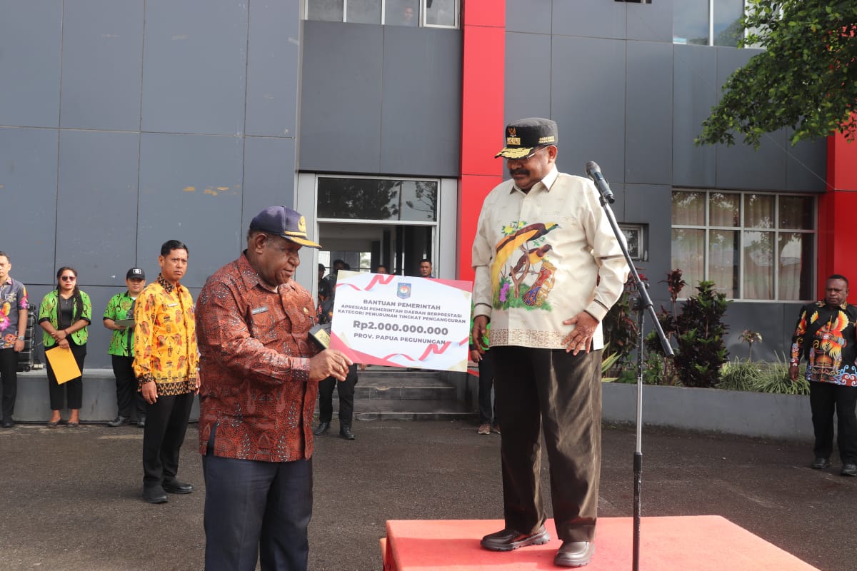 Gubernur John Tabo dan Pj Sekda saat memperlihatkan Insentif Apresiasi dari Kementerian Dalam Negeri saat Apel Pagi. ( Foto : Istimewa )