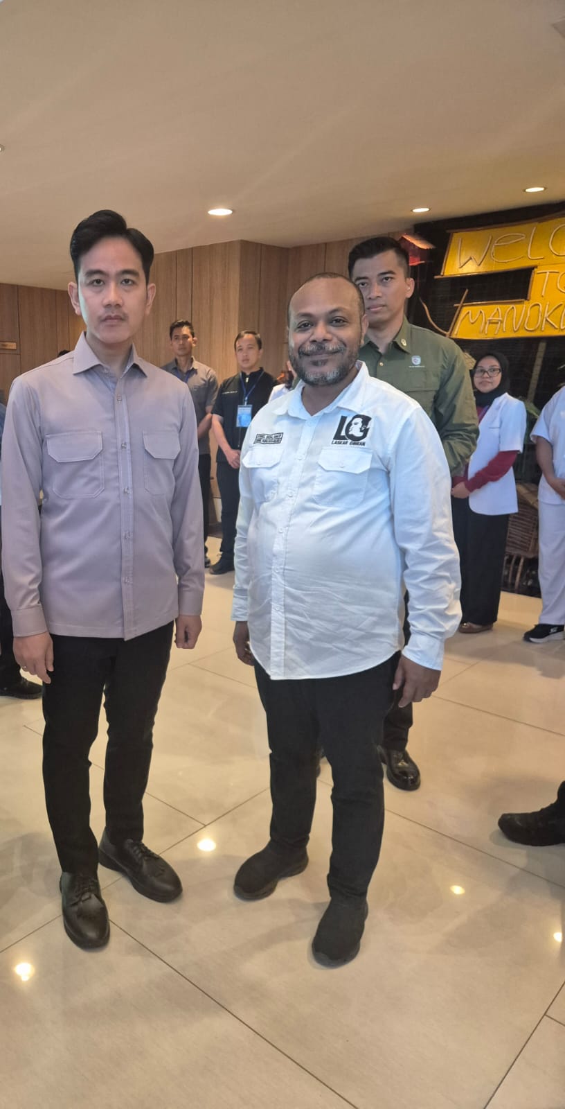 Gibran Rakabuming Raka didampingi Kordinator Laskar Gibran Wilayah Indonesia Timur,Otniel Deda. ( Foto : Istimewa )