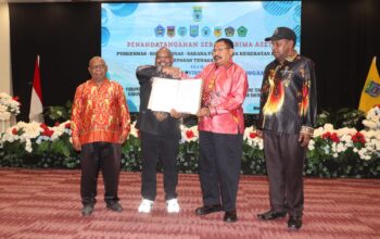 Gubernur John Tabo Serahkan Aset Kesehatan ke 8 Kabupaten, Minta Pusat Komitmen Bangun Papua Pegunungan