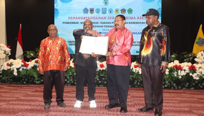 Gubernur John Tabo Serahkan Aset Kesehatan ke 8 Kabupaten, Minta Pusat Komitmen Bangun Papua Pegunungan