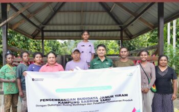 PLN UIP MPA Perkuat Kemandirian Ekonomi Masyarakat melalui Pengembangan Budidaya Jamur Tiram Kampung Sabron Yaru