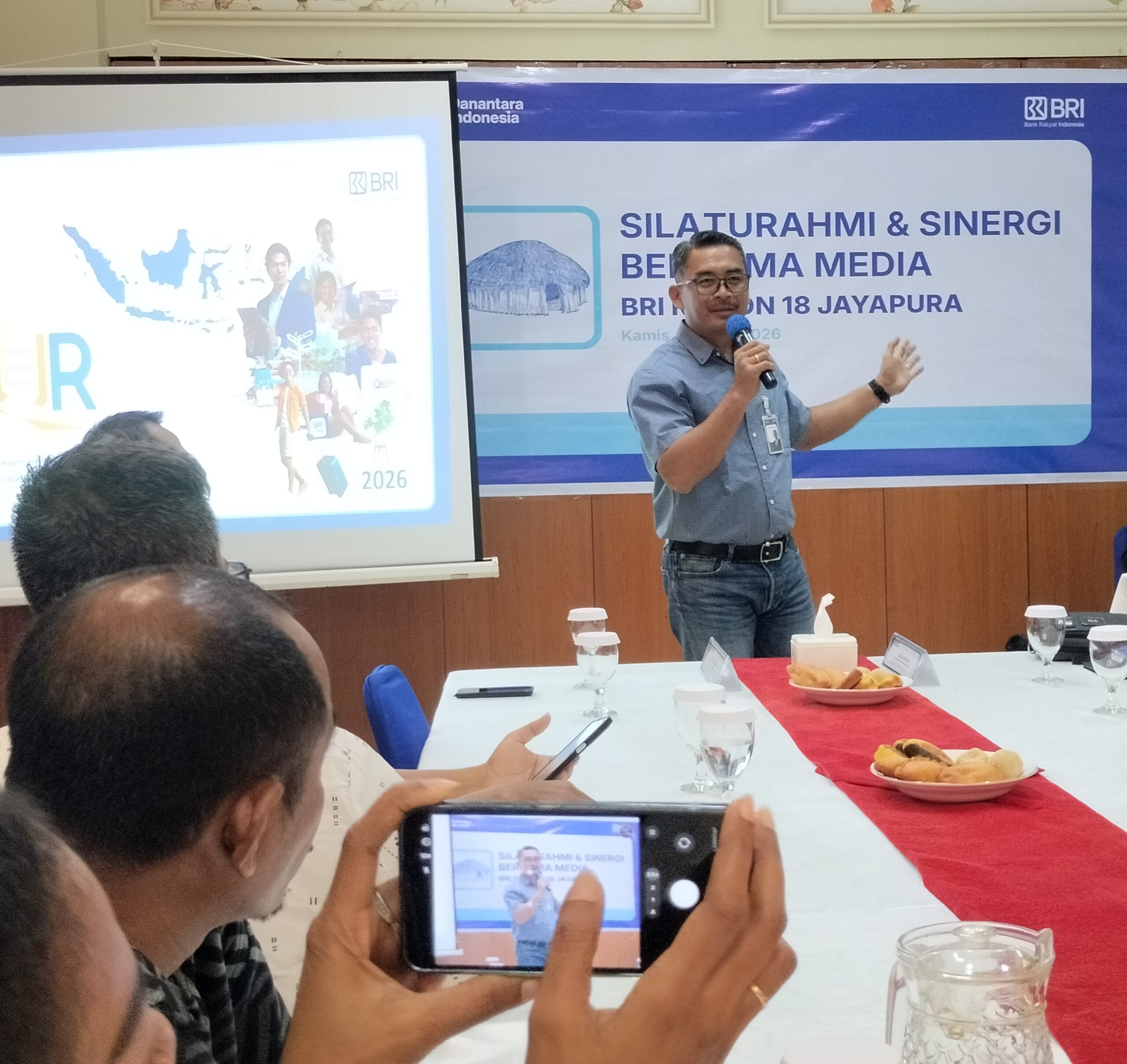 Regional Micro Business Head BRI RO Jayapura, I Wayan Mestera, sedang menyampaikan penjelasan terkait KUR, dalam kegiatan Ramah Tamah BRI dengan Media di Jayapura, Kamis( 4\6). ( Foto : Muhammad Kasim )