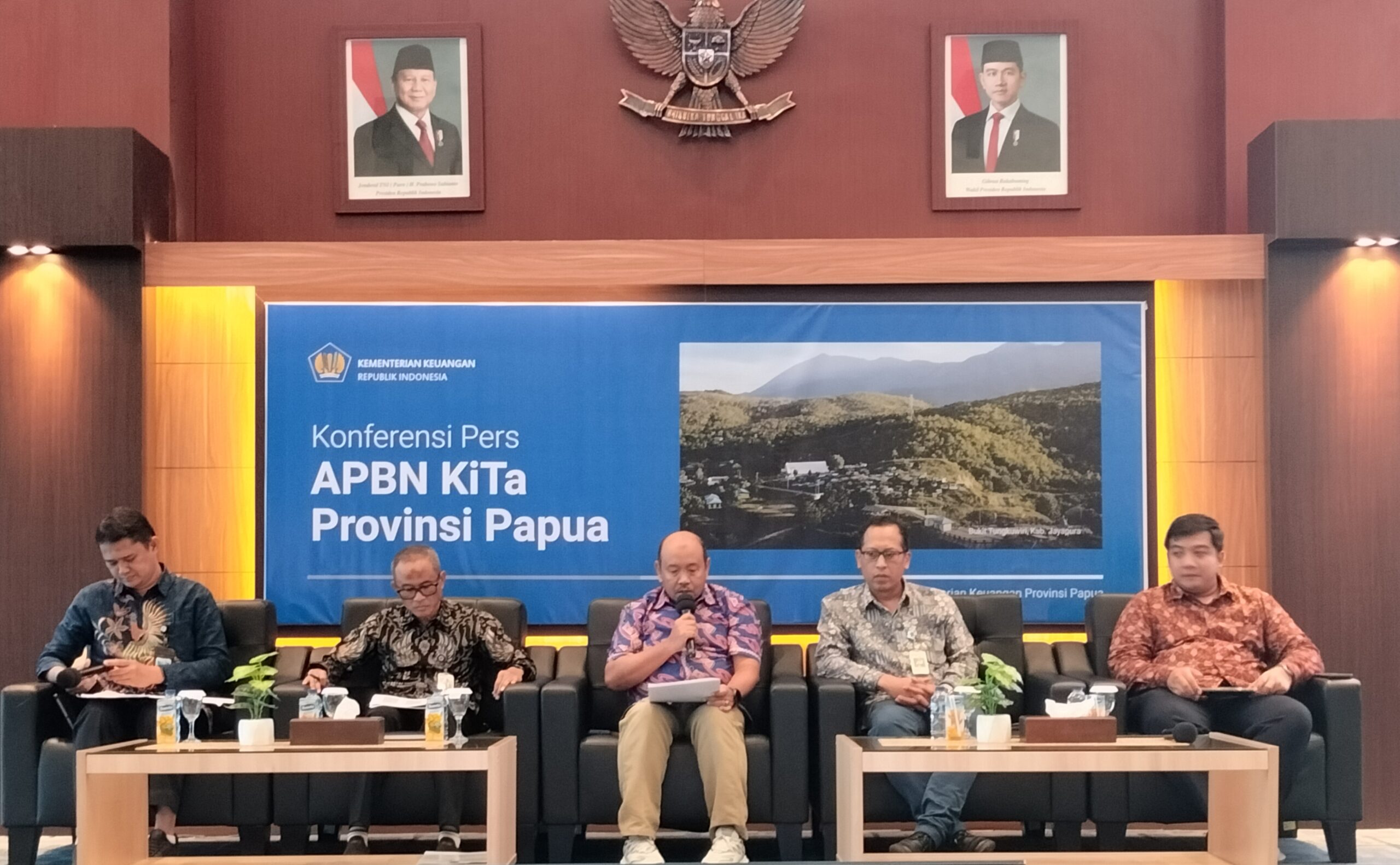 Kepala Kantor Wilayah DJPb Papua Izharul Haq ( tengah ) saat menyampaikan kinerja APBN di Papua dalam konferensi pers, digedung keuangan negara ( GKN ) Jayapura, Jumat (26/6).( Foto : Muhammad Kasim )