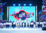 Direktur Utama Telkom Dian Siswarini bersama jajaran Direksi Telkom menyerahkan penghargaan kepada para pemenang berbagai kompetisi dalam rangkaian perayaan HUT ke-61 Telkom bertajuk Siner61 Transformasi – Funtastic Day 2026 di The Telkom Hub, Jakarta, Senin (6/7).( Foto: Istimewa )