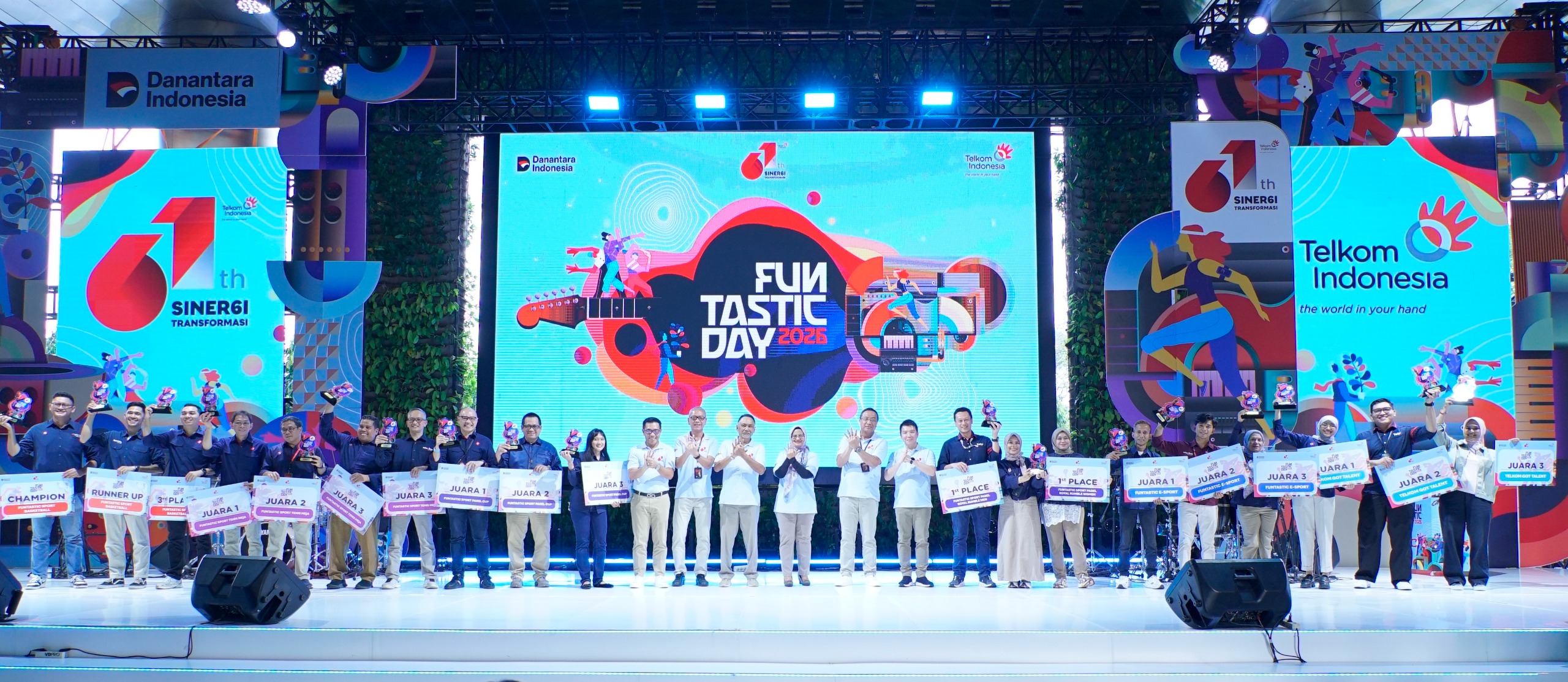 Direktur Utama Telkom Dian Siswarini bersama jajaran Direksi Telkom menyerahkan penghargaan kepada para pemenang berbagai kompetisi dalam rangkaian perayaan HUT ke-61 Telkom bertajuk Siner61 Transformasi – Funtastic Day 2026 di The Telkom Hub, Jakarta, Senin (6/7).( Foto: Istimewa )