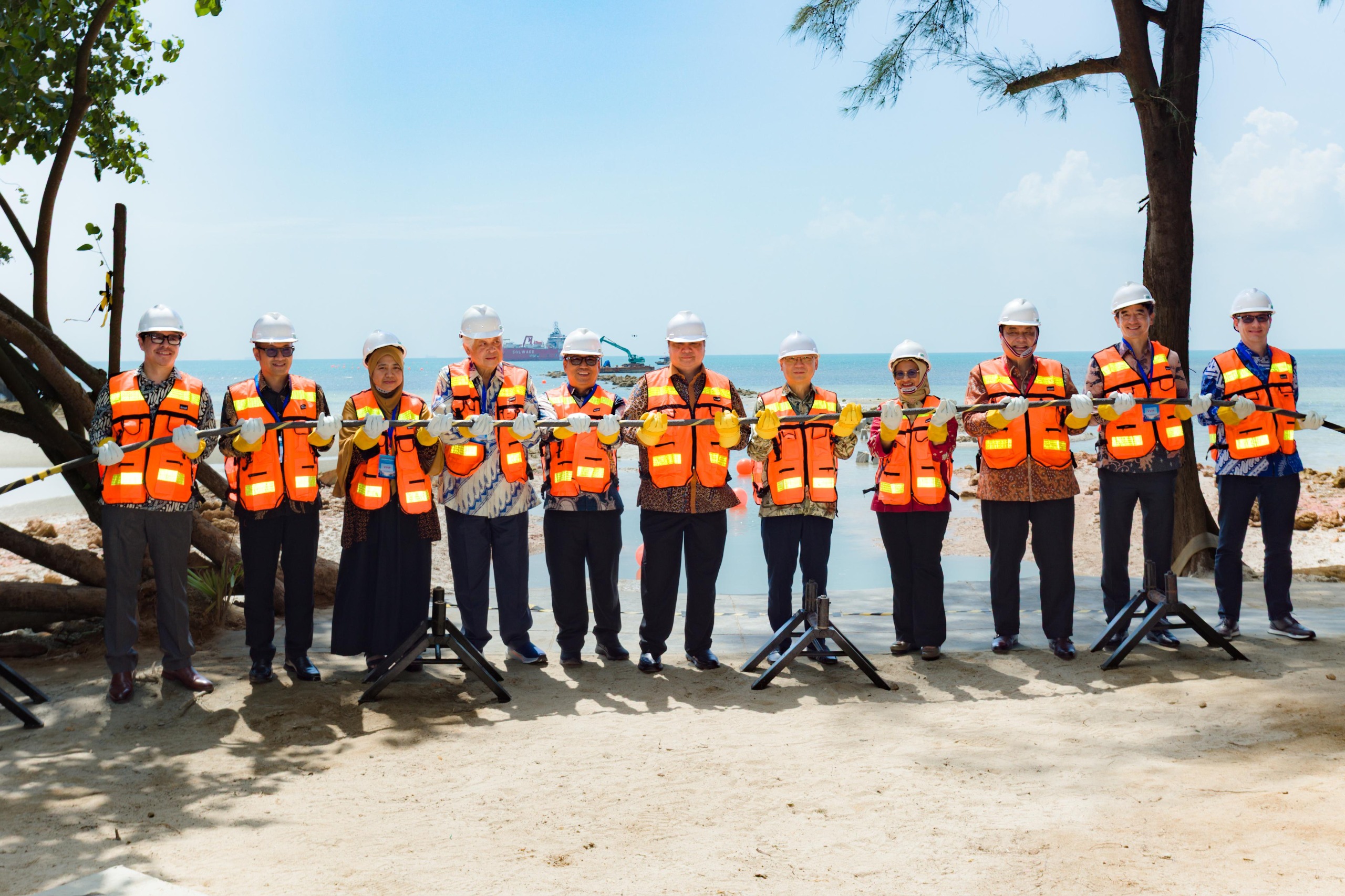 (Kiri ke kanan) Mike Wiluan (Chief Executive Officer Nongsa Digital Park), Setyanto Hantoro (Managing Director Business 2 Danantara Indonesia), Kartika Listriana (Direktur Jenderal Penataan Ruang Laut, Kementerian Kelautan dan Perikanan Republik Indonesia), Kris Wiluan (Chairman Citramas Group), Nyanyang Haris Pratamura (Wakil Gubernur Kepulauan Riau), Airlangga Hartarto (Menteri Koordinator Bidang Perekonomian Republik Indonesia), Gan Kim Yong (Wakil Perdana Menteri sekaligus Menteri Perdagangan dan Industri Singapura), Dian Siswarini (Direktur Utama Telkom Indonesia), Hotmangaraja Panjaitan (Duta Besar Republik Indonesia untuk Singapura), Andreas Sohmen-Pao (Chairman BW Group), dan Ludovic Hutier (Chief Executive Officer BW Digital) melakukan prosesi simbolis pendaratan kabel bawah laut Nongsa Changi Cable (NCC) di Batam, Senin (20/7). Kolaborasi strategis ini memperkuat koridor digital Indonesia–Singapura sekaligus mendorong pengembangan ekosistem digital regional melalui infrastruktur konektivitas berkapasitas tinggi.( Foto : Istimewa )