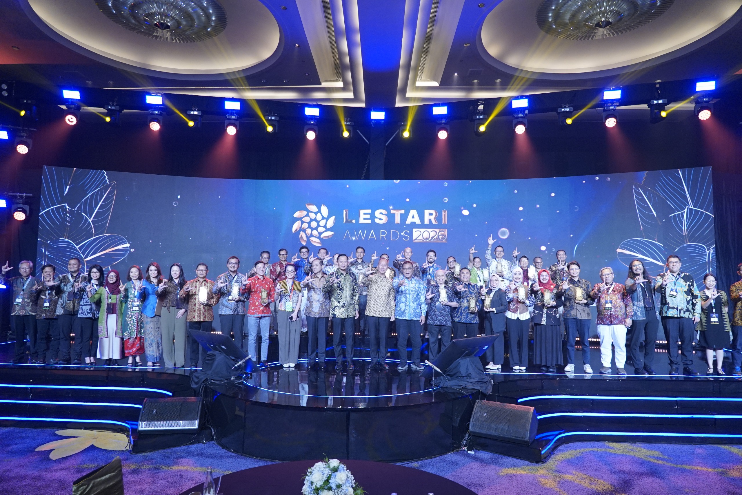 Telkom meraih Lestari Award 2026 pada kategori Talent Management yang diserahkan langsung oleh Menteri Koordinator Bidang Infrastruktur dan Pembangunan Kewilayahan RI Agus Harimurti Yudhoyono.( Foto : Istimewa ))