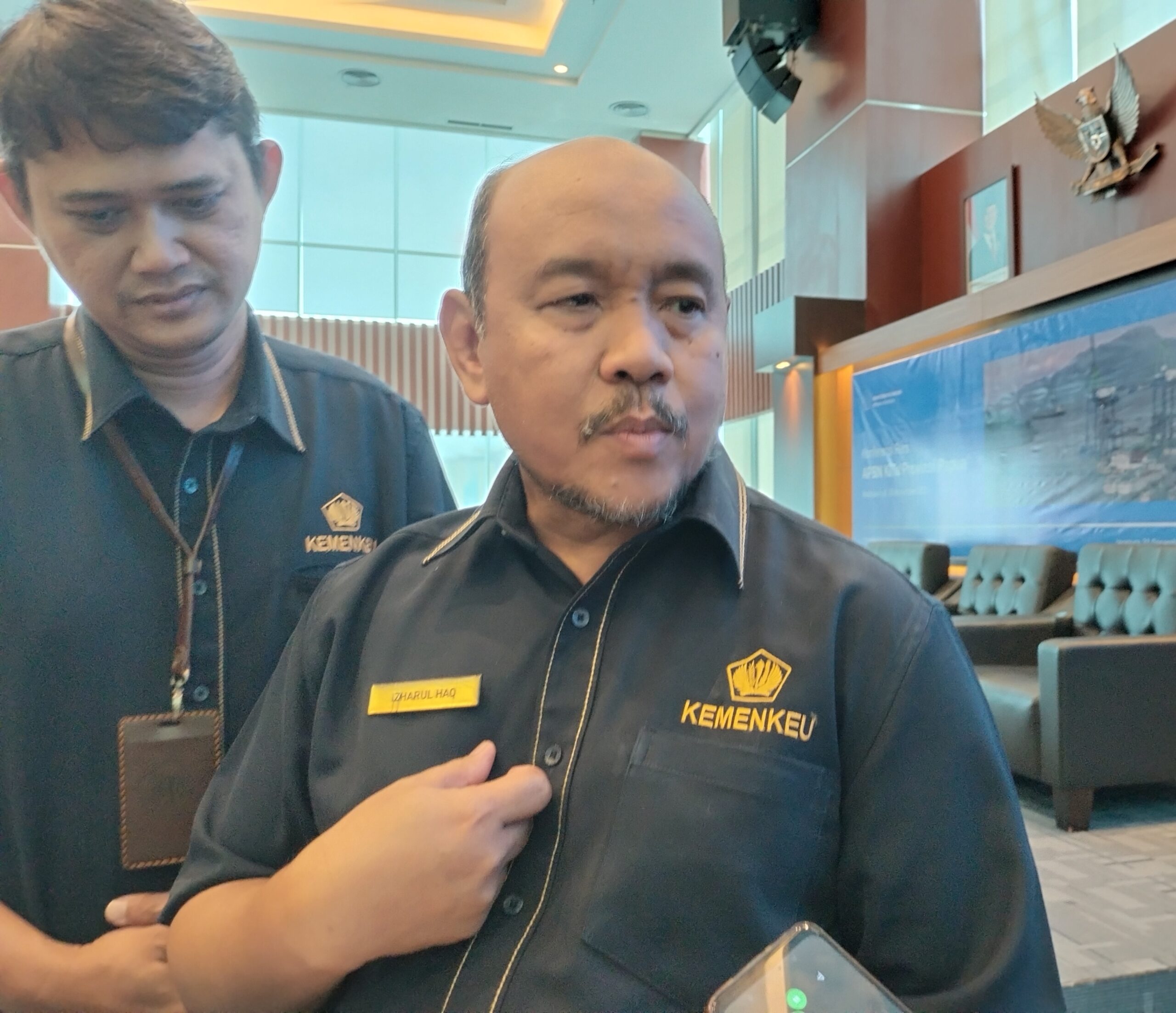 Kepala Kanwil Ditjen Perbendaharaan Provinsi Papua (DJPb Provinsi Papua),Izharul Haq ( kanan )di damping Kepala Bidang Pembinaan Pelaksanaan Anggaran II (PPA II)Sigit Purnomo, saat di wawancara media beberapa waktu lalu. ( Foto : Muhammad Kasim )